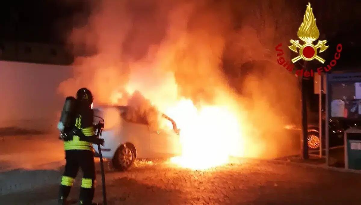 Auto prende fuoco: Ford Fiesta a GPL avvolta dalle fiamme - 