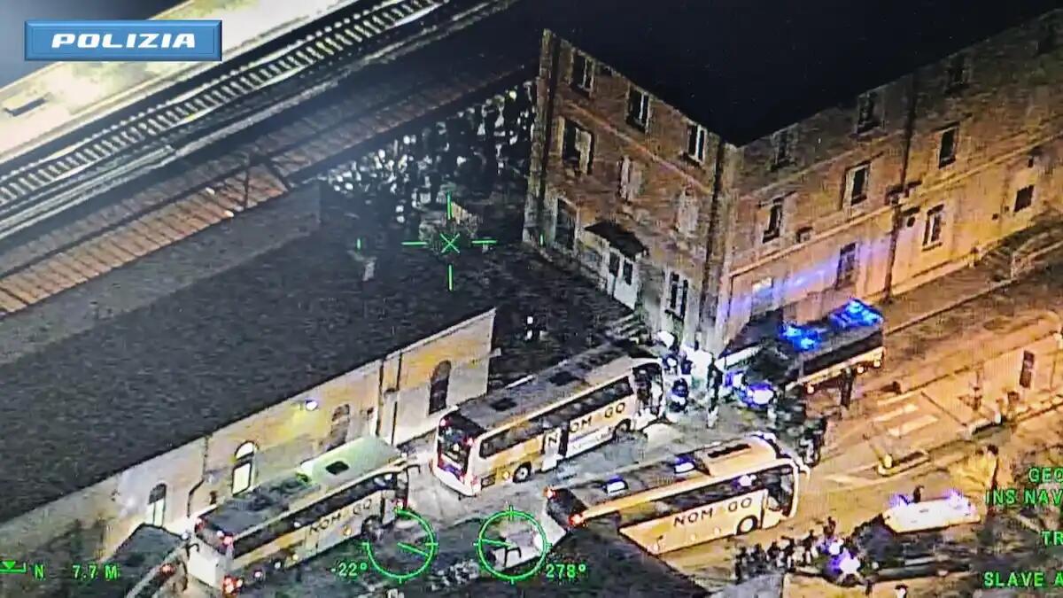 Ultrà di Udinese assaltano il treno dei tifosi veneziani a Basiliano. Cosa è successo | FOTO - 