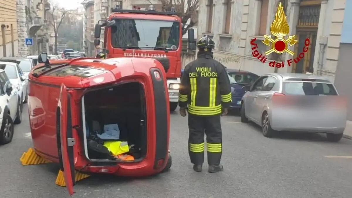 Perde il controllo dell'auto e si ribalta: conducente estratta dai Vigili del Fuoco - 