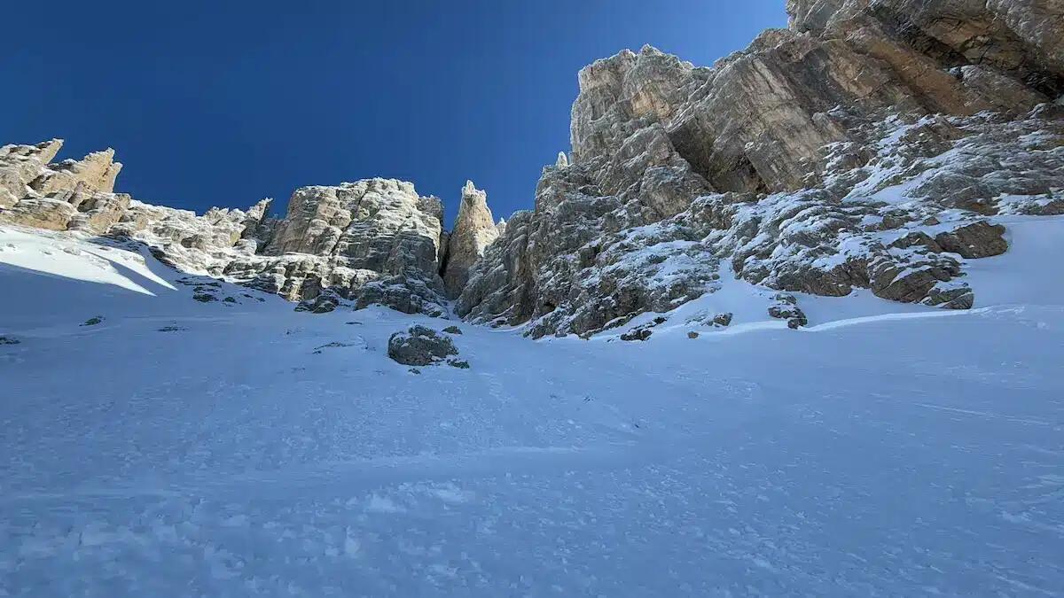 Valanga in alta quota: scialpinisti si mettono in salvo prima di essere raggiunti, area bonificata -