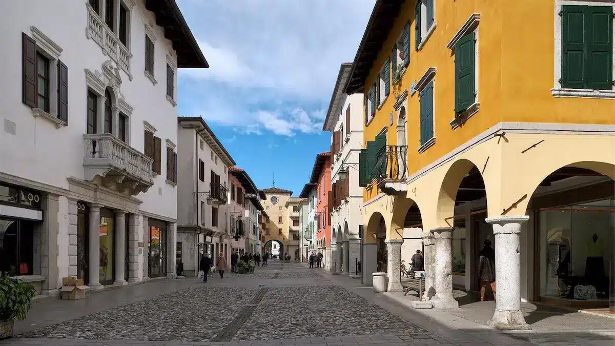 Da poco è uno dei Borghi più belli d'Italia e da oltre un secolo è la capitale italiana del mosaico -