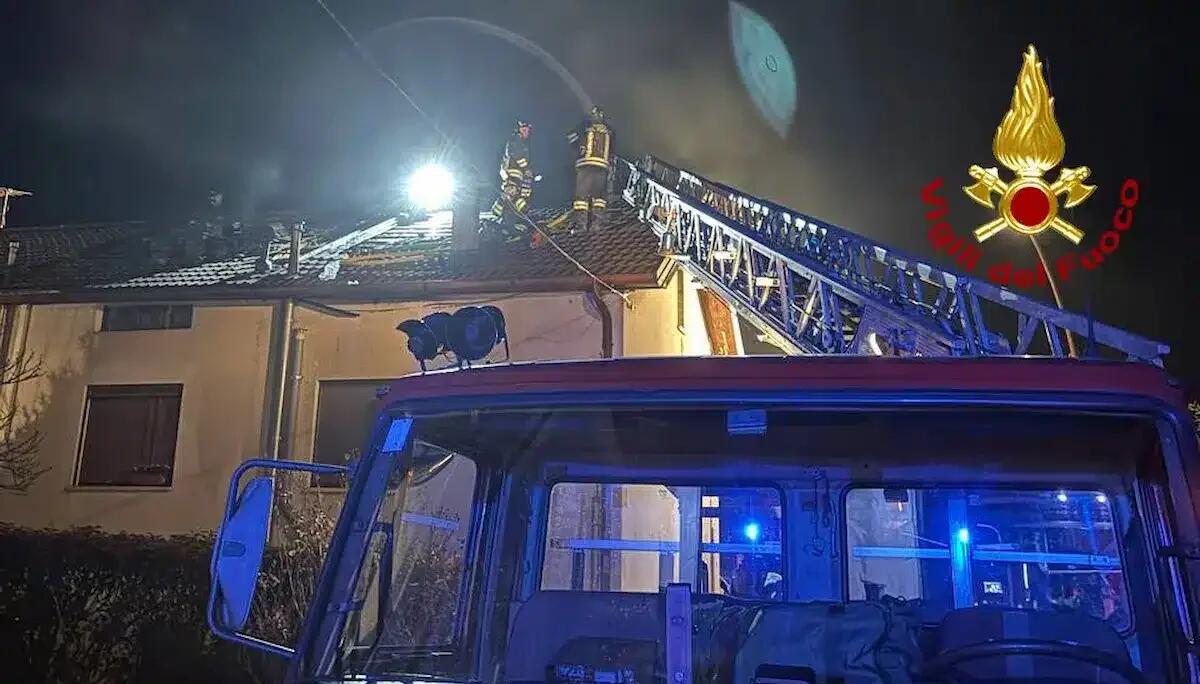 A fuoco il tetto di una casa: devastate copertura e soffitta, proprietario in ospedale, intossicato dal fumo - 