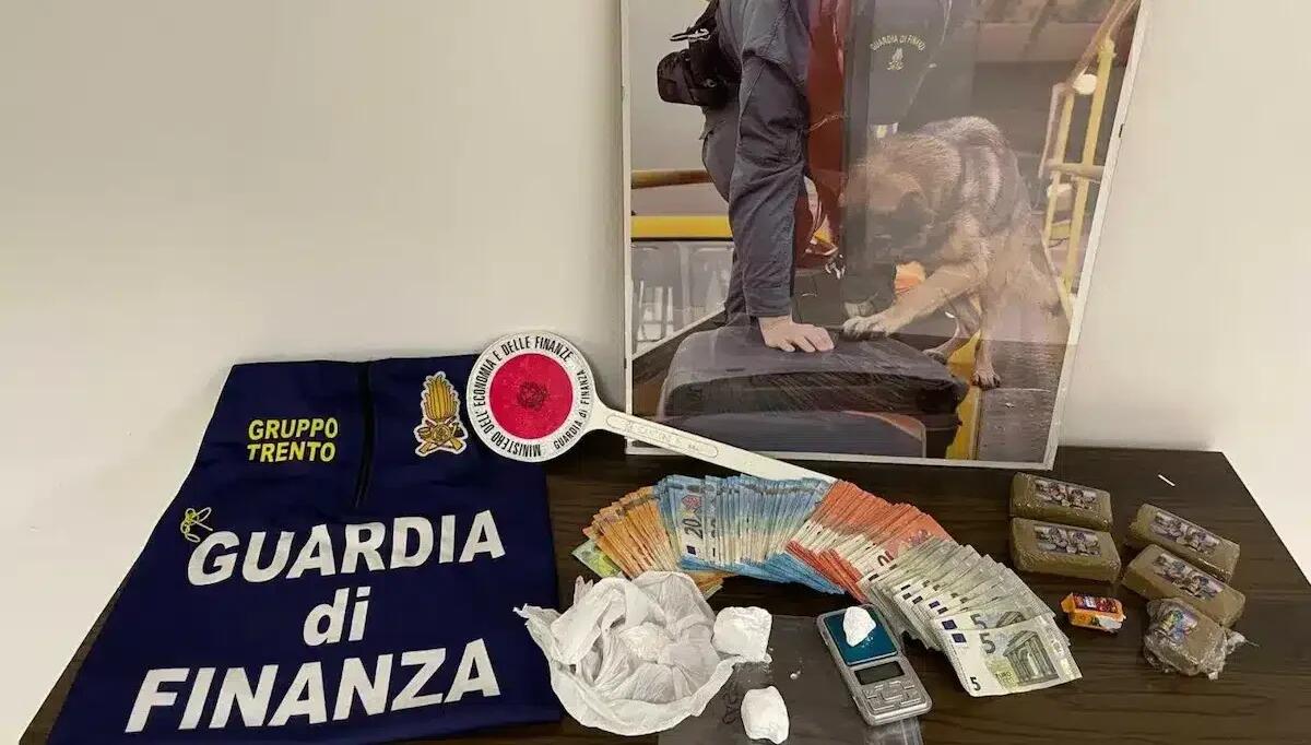 Nascondeva la droga in un cassetto della scrivania e dentro un seggiolone per bambini: arrestato 30enne - 