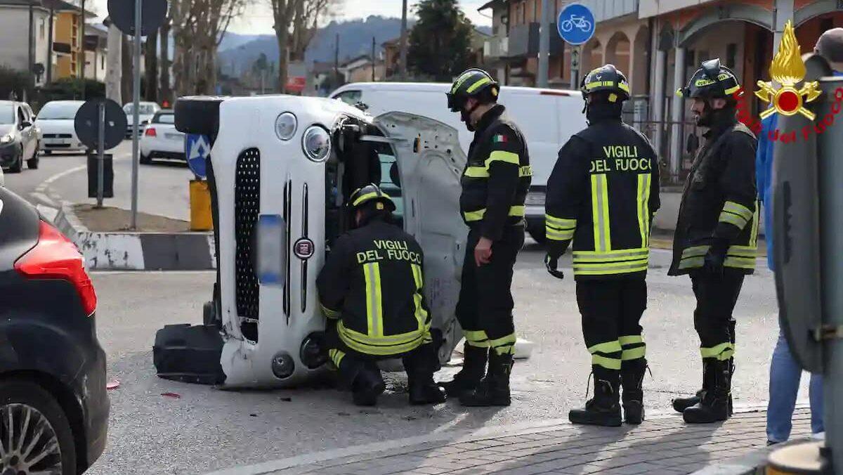 Auto si capovolge in rotatoria, conducente ferita e traffico deviato - 