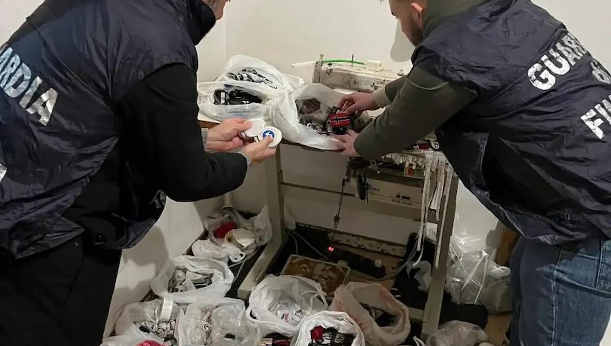 Scoperto opificio del falso tra Padova e Brescia: sequestrati quasi 14mila articoli contraffatti - 