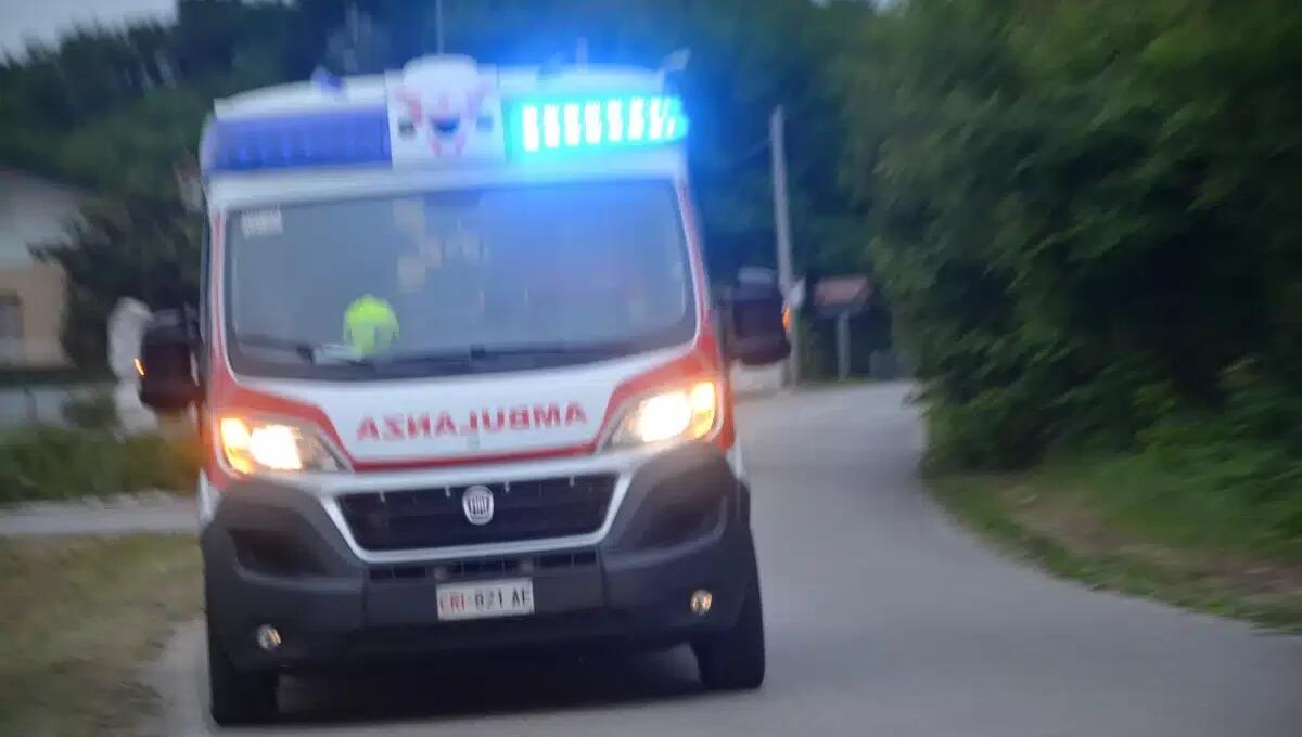 Trovato privo di sensi accanto al suo mezzo pesante: grave trauma cranico per un camionista 59enne - 
