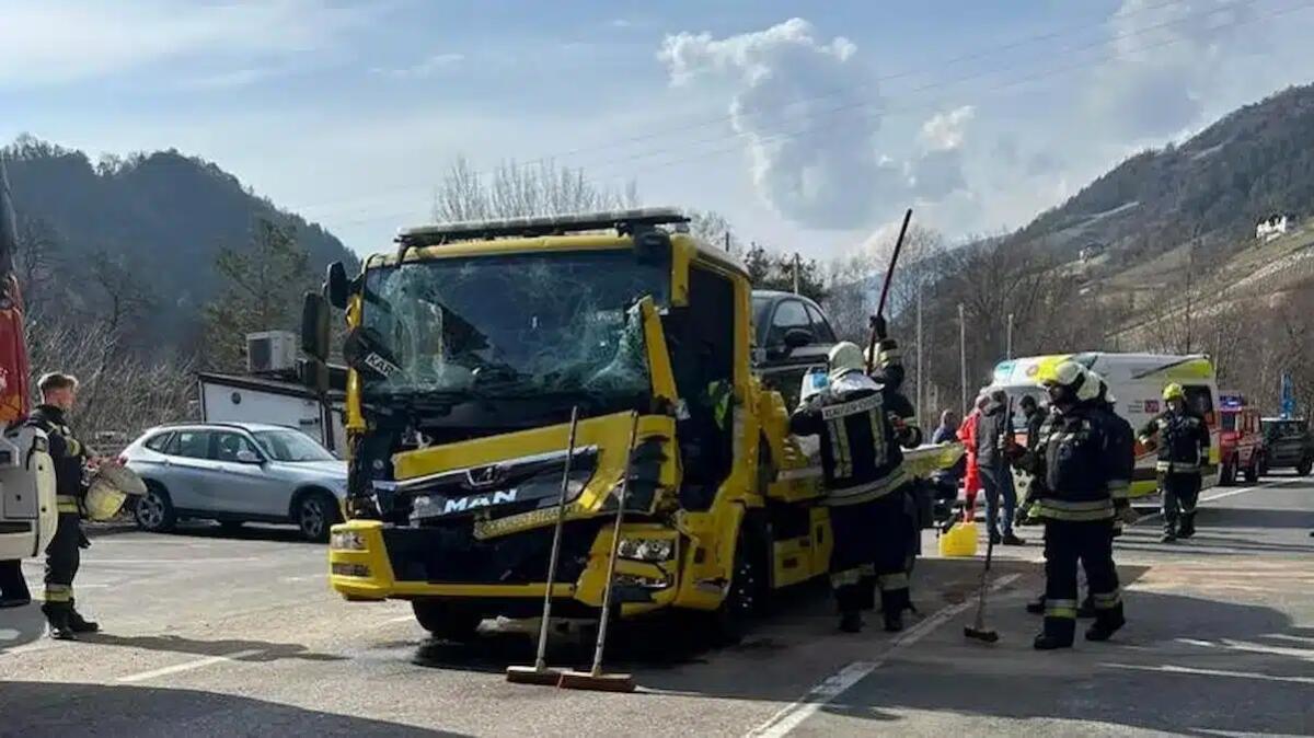 Incidente tra mezzi pesanti, collisione tra Tir e carro attrezzi: un ferito, estratto dalle lamiere -