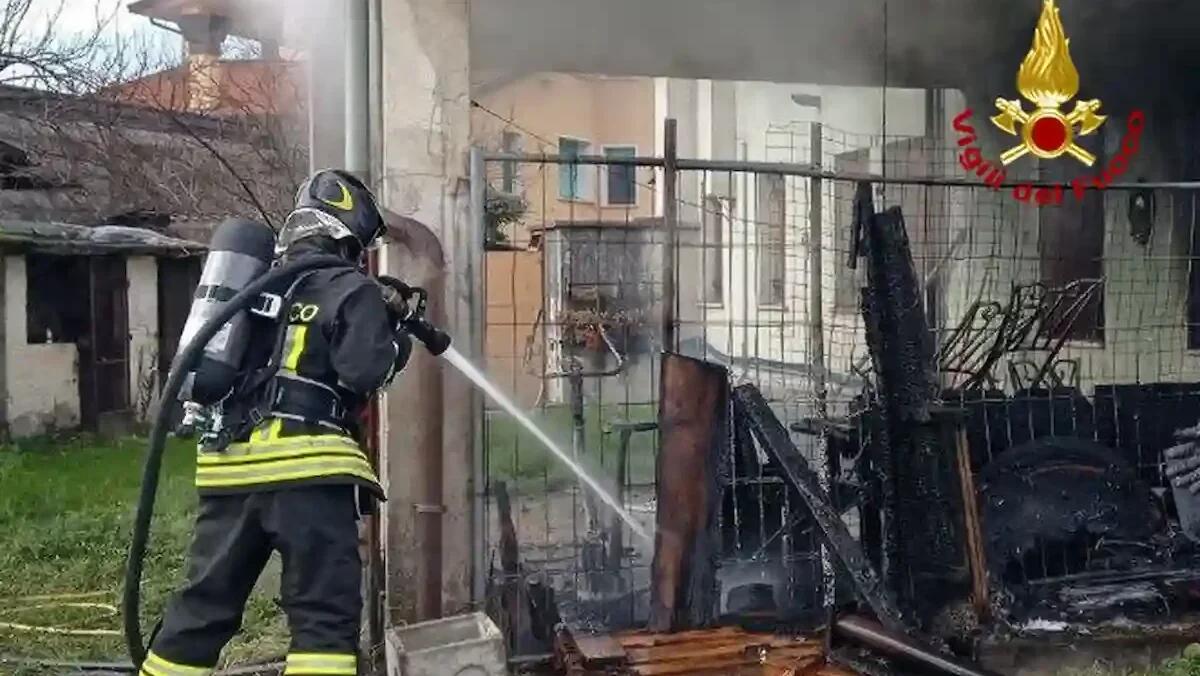 Zoppola, incendio nel porticato di una casa: vigili del fuoco evitano il peggio - 