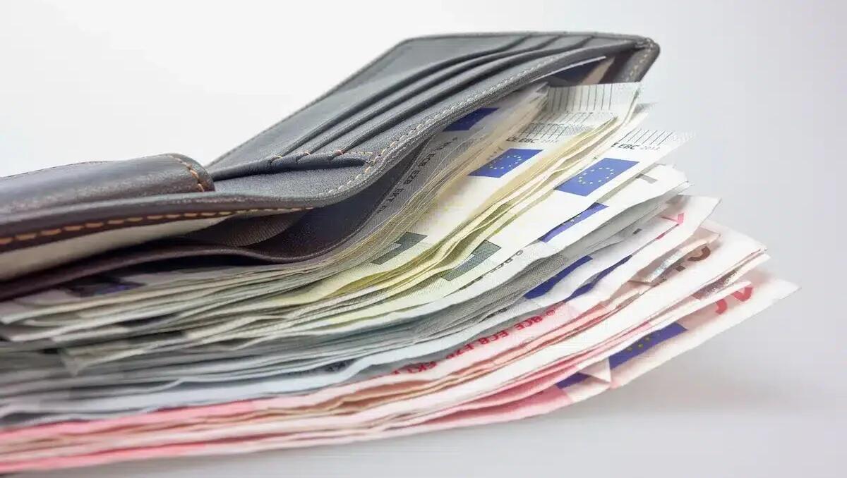 Trova un portafoglio per terra, dentro quasi 600 euro: 27enne nigeriano corre a portarlo in Commissariato - 