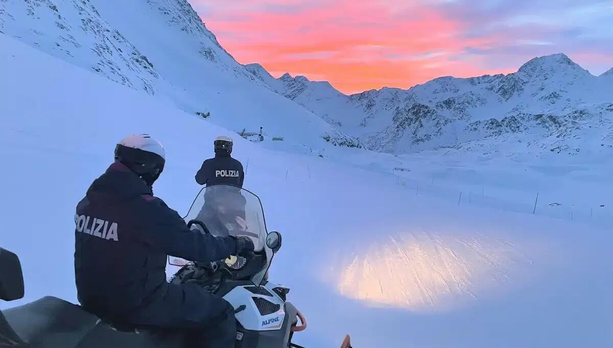 Colpito da malore sulla pista, crolla a terra privo di battito: sciatore 62enne rianimato dai poliziotti -
