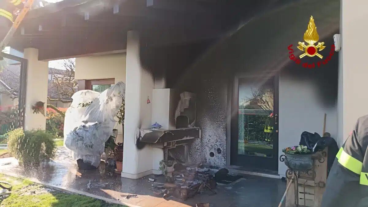 Prima esplode, poi prende fuoco un forno esterno: scoppio e fiamme danneggiano anche l'abitazione - 