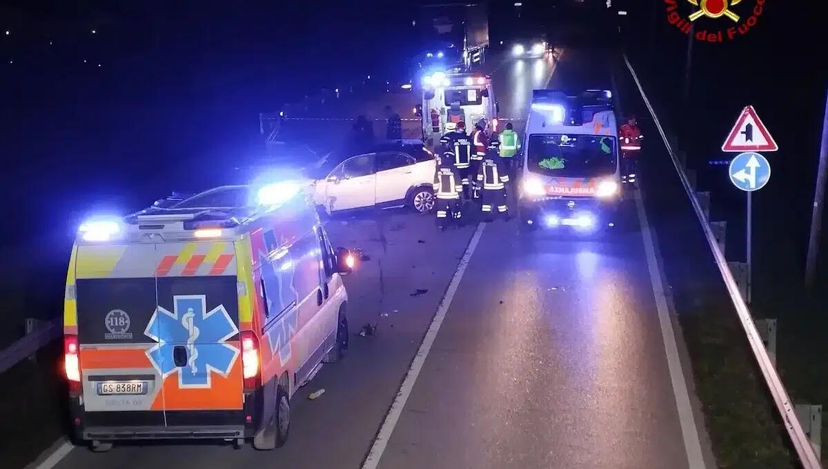 Si sente male alla guida e finisce contro l'auto che la precede: perde la vita una 63enne - 