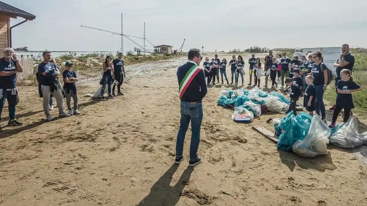 Jesolo conferma il suo impegno “Plastic Free” con 2 tartarughe -