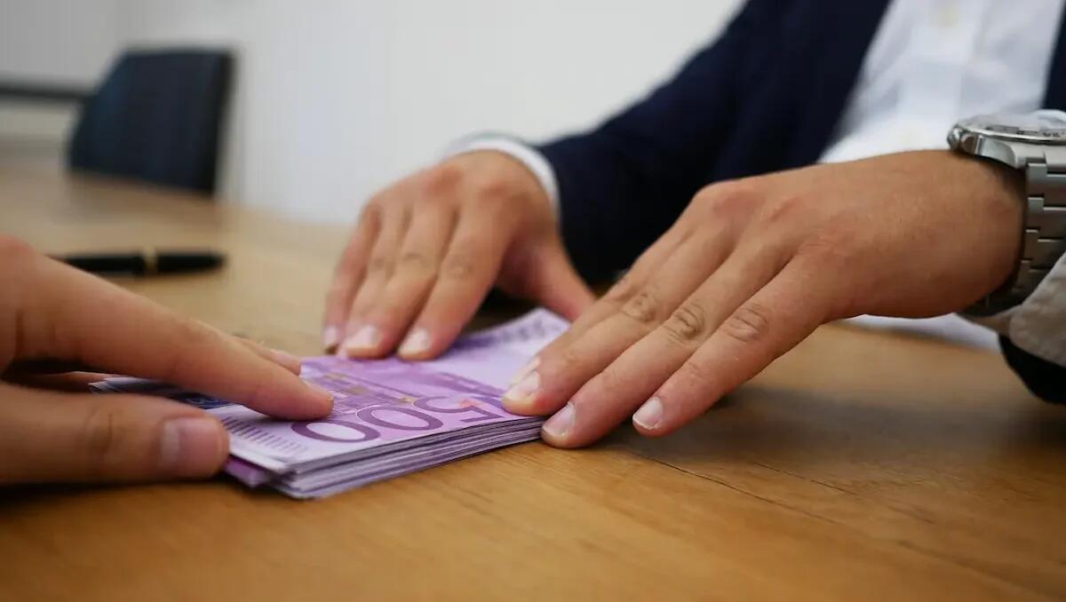 Cosa succede se superi 10.000 euro nel tuo conto in Banca - 