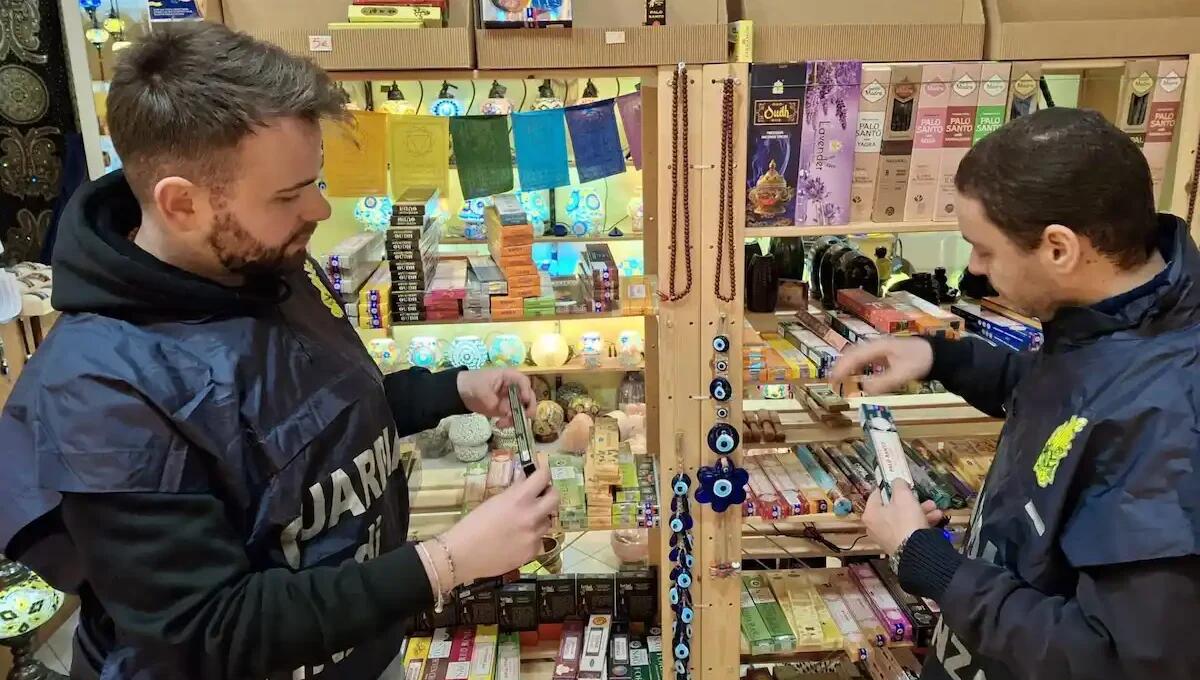 Negozi vendevano merce senza etichetta e marcatura CE: sequestrati 15mila articoli, multati i titolari -