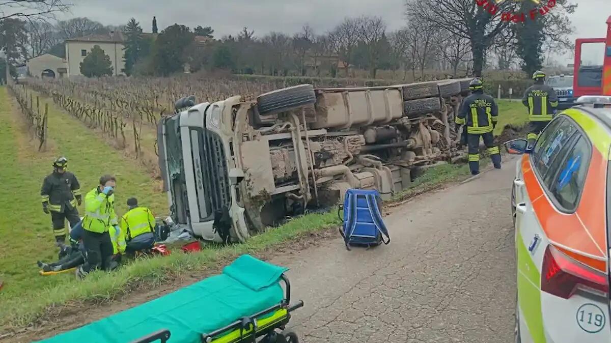 Camion esce di strada e si ribalta: ferito il conducente 33enne, elitrasportato in ospedale - 