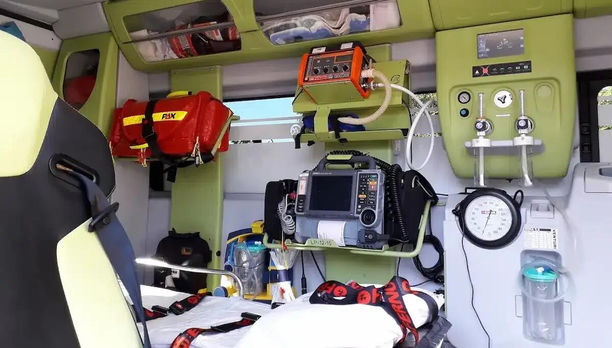 Colpita da malore improvviso, cade con la faccia sul marciapiede: anziana portata in ospedale, è grave - 