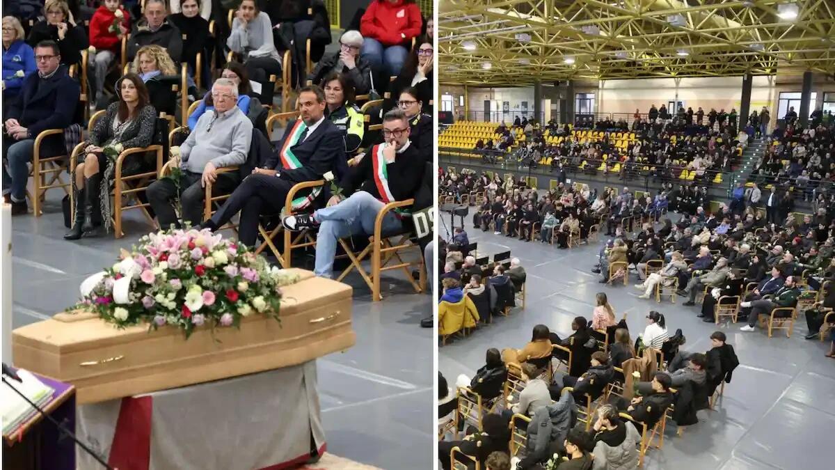 Folla per l'addio a Marta, morta a 21 anni. Oltre mille persone, la sorella: "Sei libera di danzare tra le stelle" - 