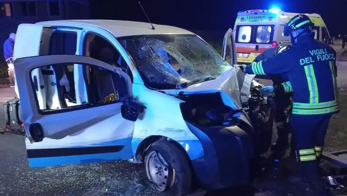 Grave incidente a Pertegada: tremendo tamponamento, poi lo schianto contro un muro - 
