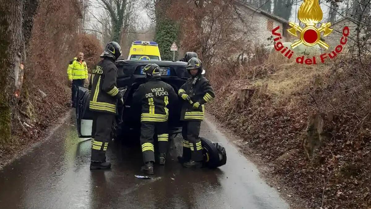 Perde il controllo dell'auto che finisce rovesciata, ferita la conducente - 