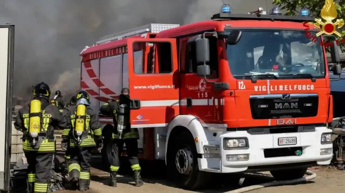 Scoppia un incendio in un magazzino a Tolmezzo: i vigili del fuoco salvano alcuni animali e le case vicine - 