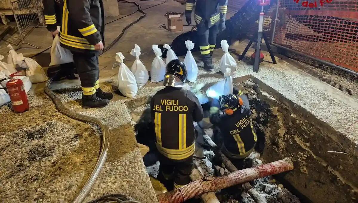 Fuga di gas in pieno centro: piazza chiusa al traffico, bar abbassa le serrande, circolazione bloccata - 