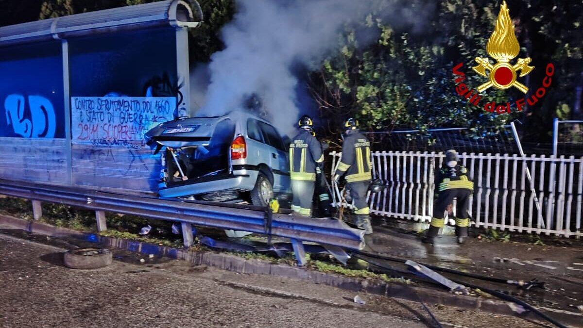 Perde il controllo dell'auto e finisce fuori strada: conducente in ospedale, traffico bloccato - 