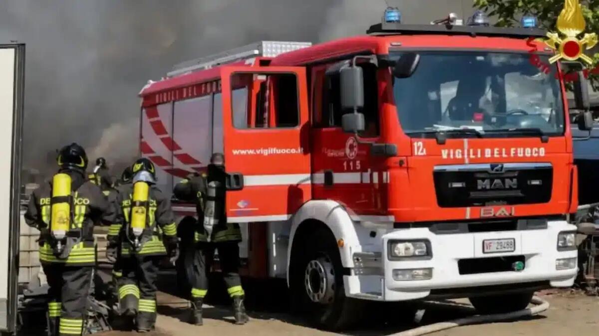Divampano le fiamme in una legnaia, vicino a una bombola di gas: i Vigili del Fuoco evitano il peggio -