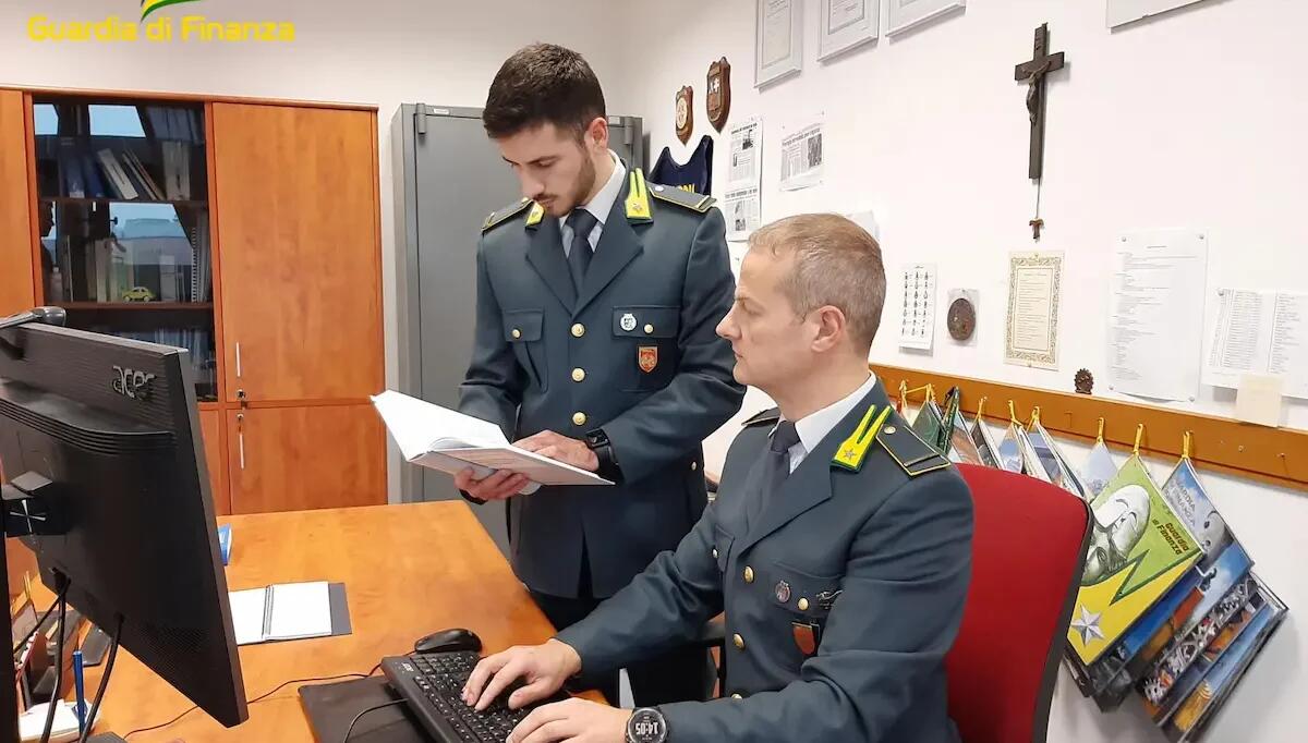 Avevano aperto partita IVA per vendere auto usate senza requisiti: scoperte 26 imprese "fantasma" - 