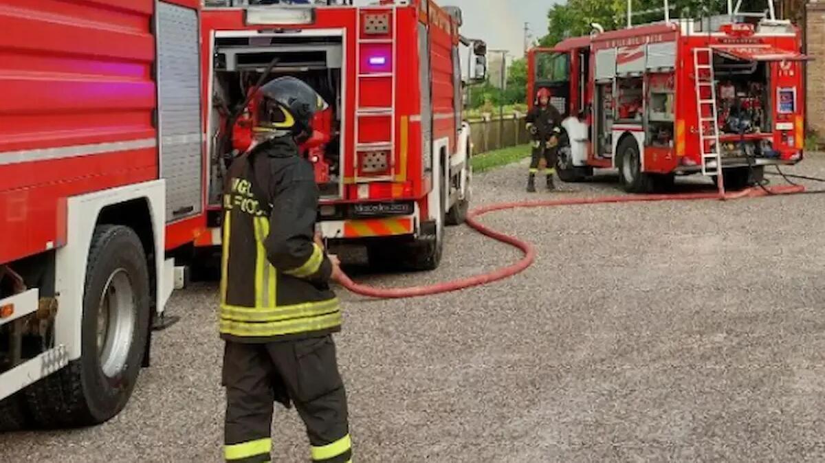 Incendio in una casa a Treppo Carnico: tetto distrutto dalle fiamme, due intossicati - 