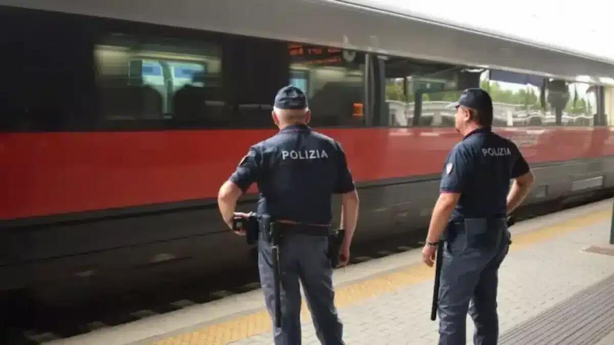 Auto abbatte le sbarre del passaggio a livello: disagi e ritardi sulla linea Venezia-Udine - 