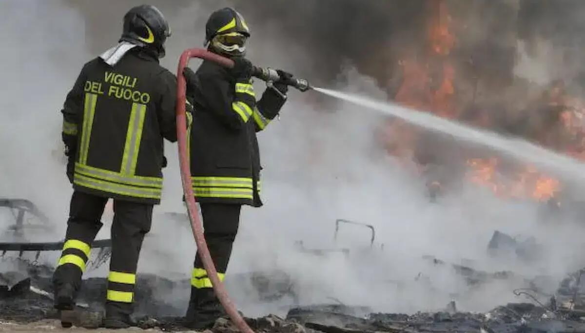 Barca a fuoco: alta colonna di fumo nero visibile a chilometri  - 