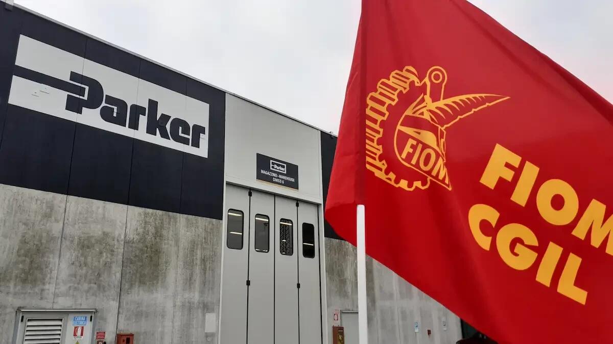 Sciopero alla Parker: lavoratori in presidio contro i licenziamenti - 