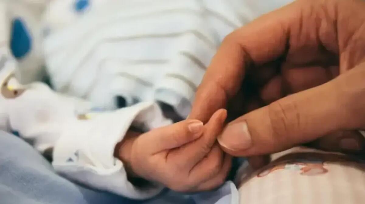 Neonata muore durante il parto: 10 indagati, un medico si getta da un ponte tre giorni dopo - 