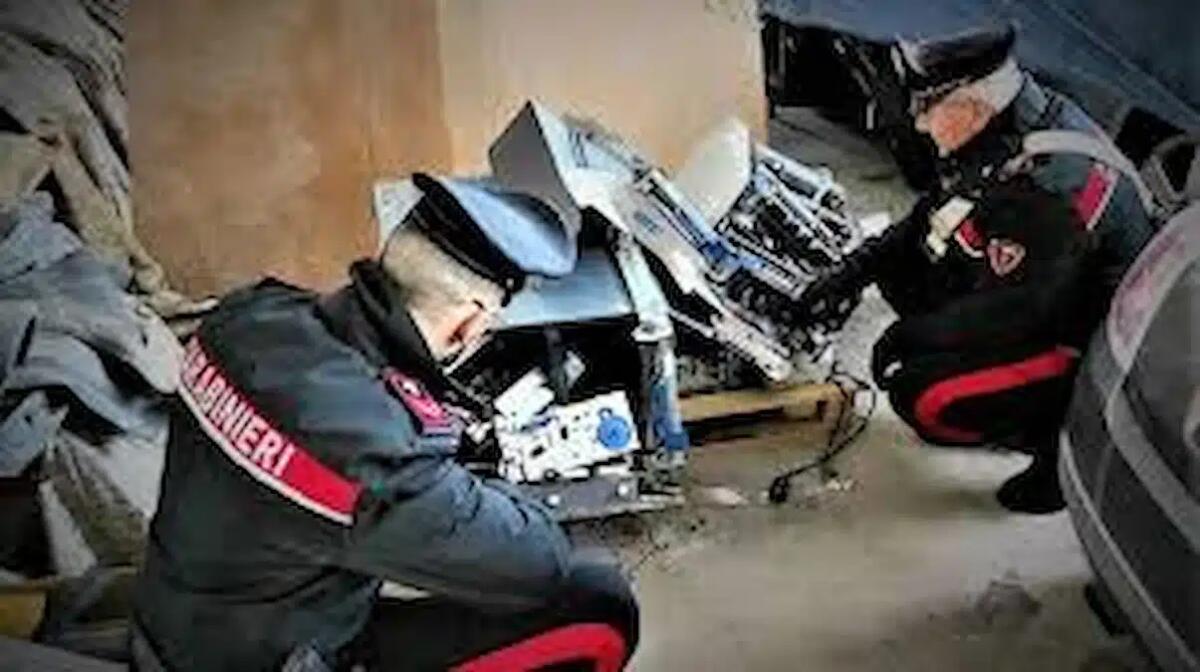 Banca svaligiata senza lasciare tracce, furto studiato nei minimi dettagli: colpo da 100mila euro - 