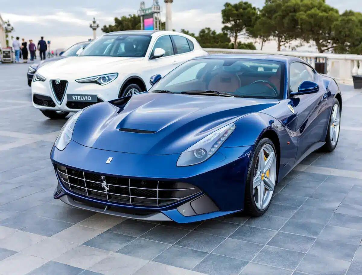 Noleggiare una supercar per un giorno con Luxurent - 