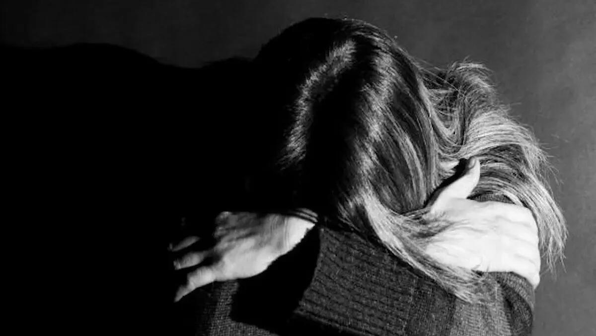 Violenza domestica, donna colpita con testate e calci dal marito - 