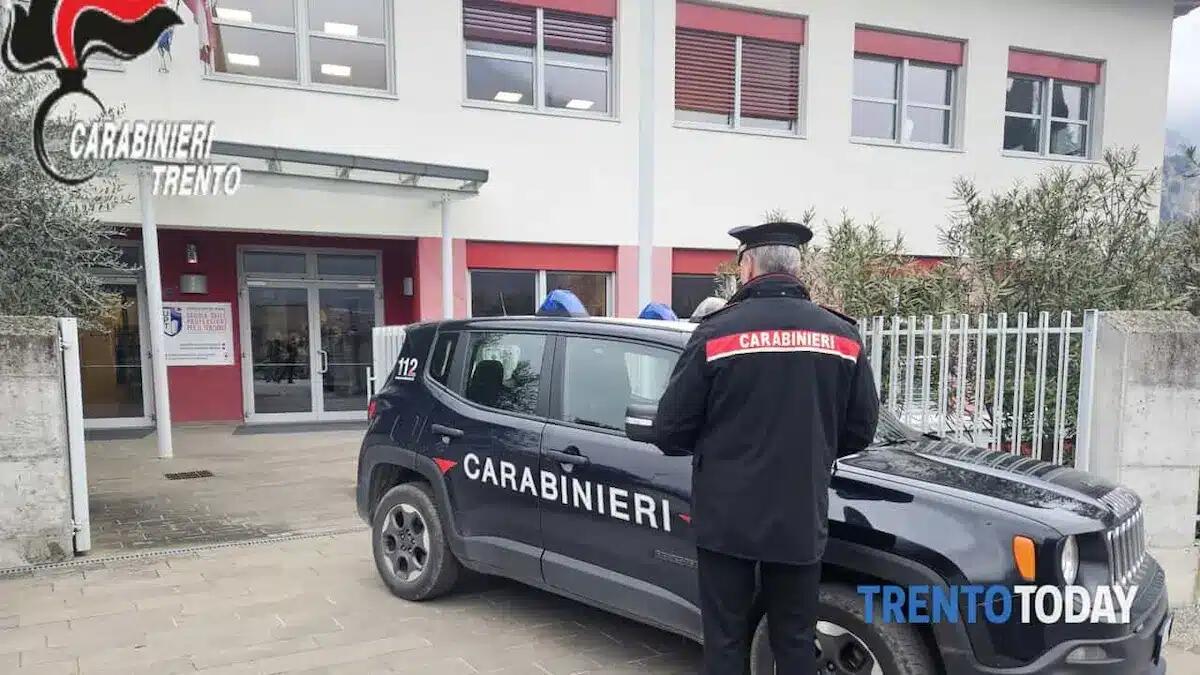 Rubavano gli incassi dei distributori e i soldi destinati alle gite scolastiche: 5 studenti minorenni nei guai - 