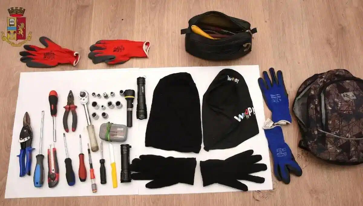 Fermati dalla polizia, scoperti con arnesi da scasso in auto: arresto e denuncia per ricettazione e porto di armi -