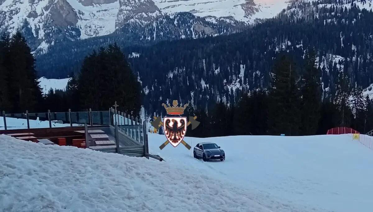 Madonna di Campiglio: auto sbaglia strada e si trova bloccata sulla pista da sci - 