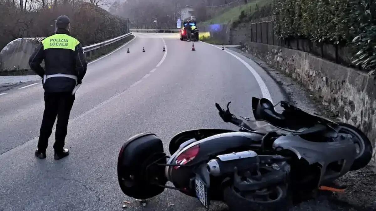 Esce di strada con lo scooter e si schianta contro un muretto: 59enne perde la vita sul colpo - 