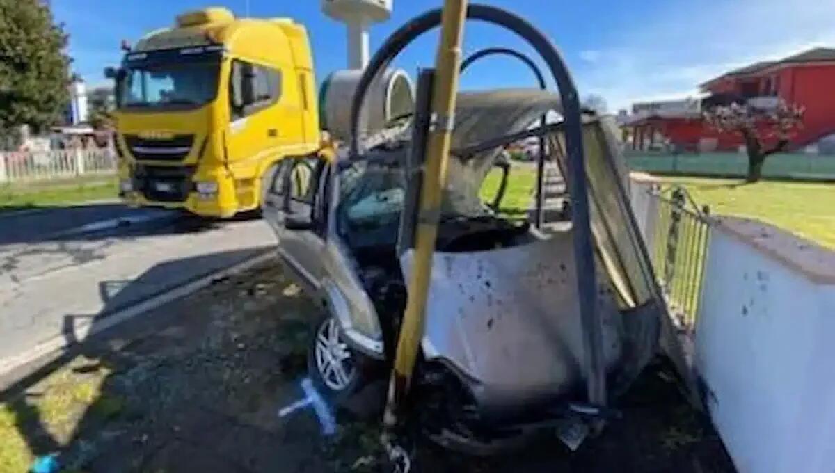 Devastante scontro tra camion e auto: un 70enne è grave, elitrasportato all'ospedale in condizioni critiche - 