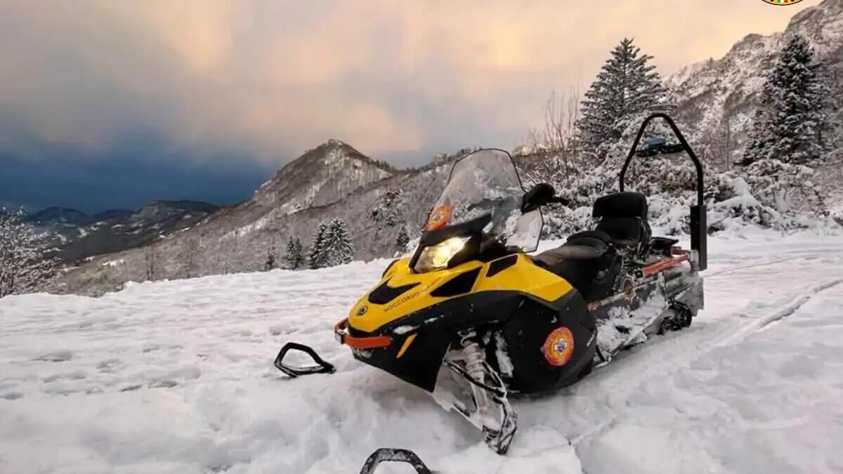 Salvataggio di due escursionisti, intervento del soccorso alpino: recuperati con le motoslitte - 