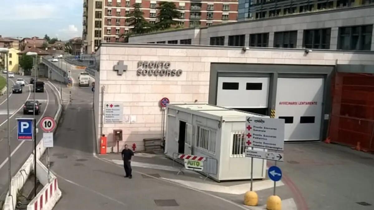 Madre e figlia investite sulle strisce, trasportate in ospedale: è caccia al conducente dell'auto pirata - 