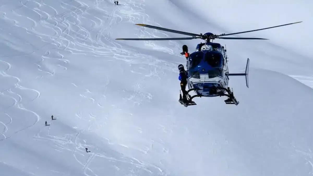 Terribile valanga a Cortina, tre scialpinisti sepolti sotto la neve, uno è grave: continuano le ricerche - 
