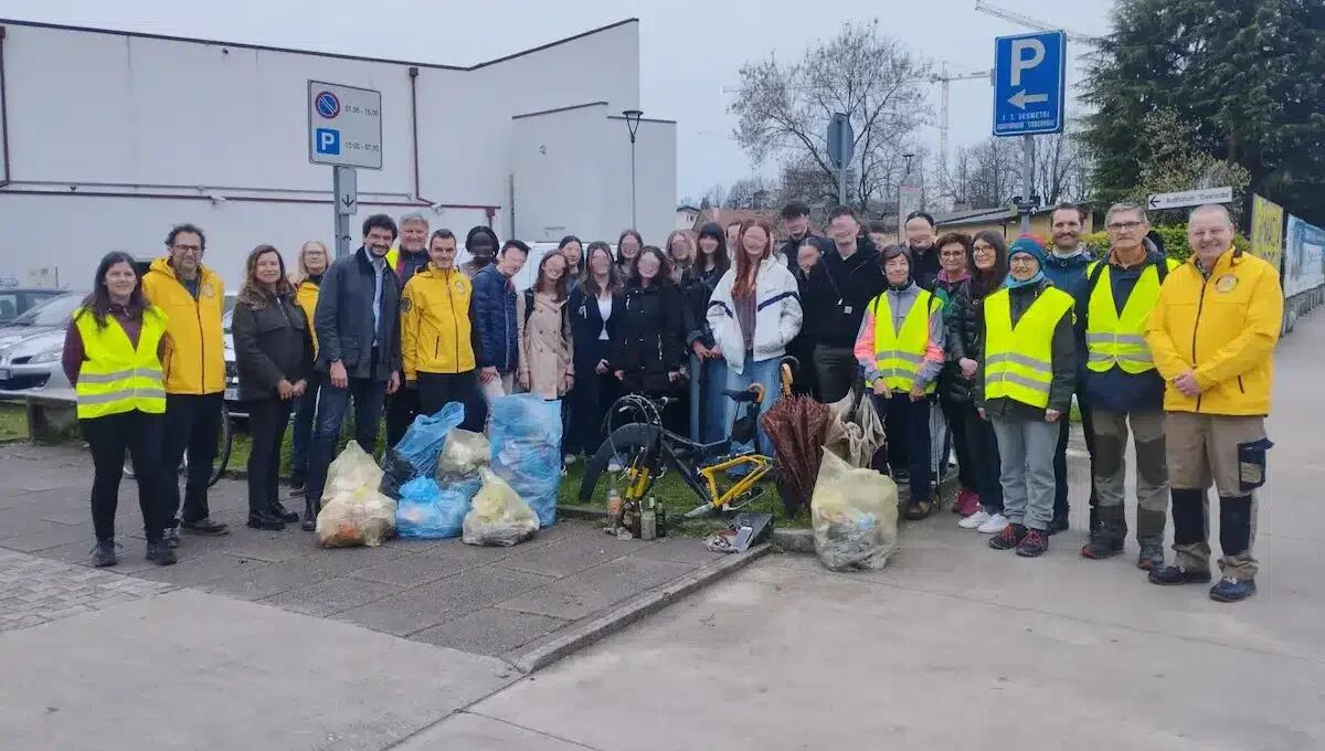 Puliamo i quartieri a Pordenone: studenti e volontari uniti per la pulizia urbana - 