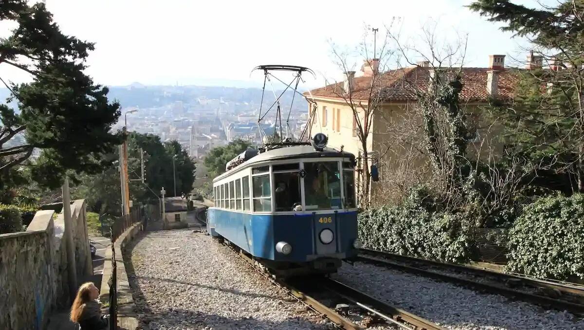 Taglia la strada al Tram di Opicina che non riesce a frenare in tempo: centrata un'auto - 