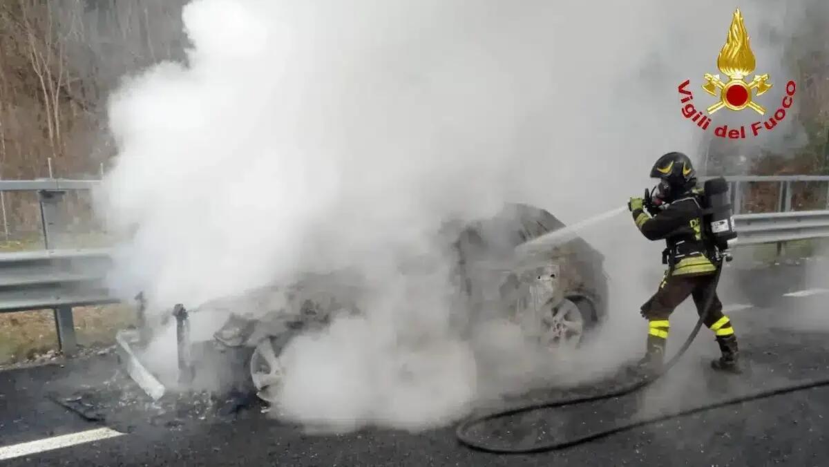Attimi di paura sulla A23 per un'auto in fiamme, il conducente è salvo: traffico rallentato - 