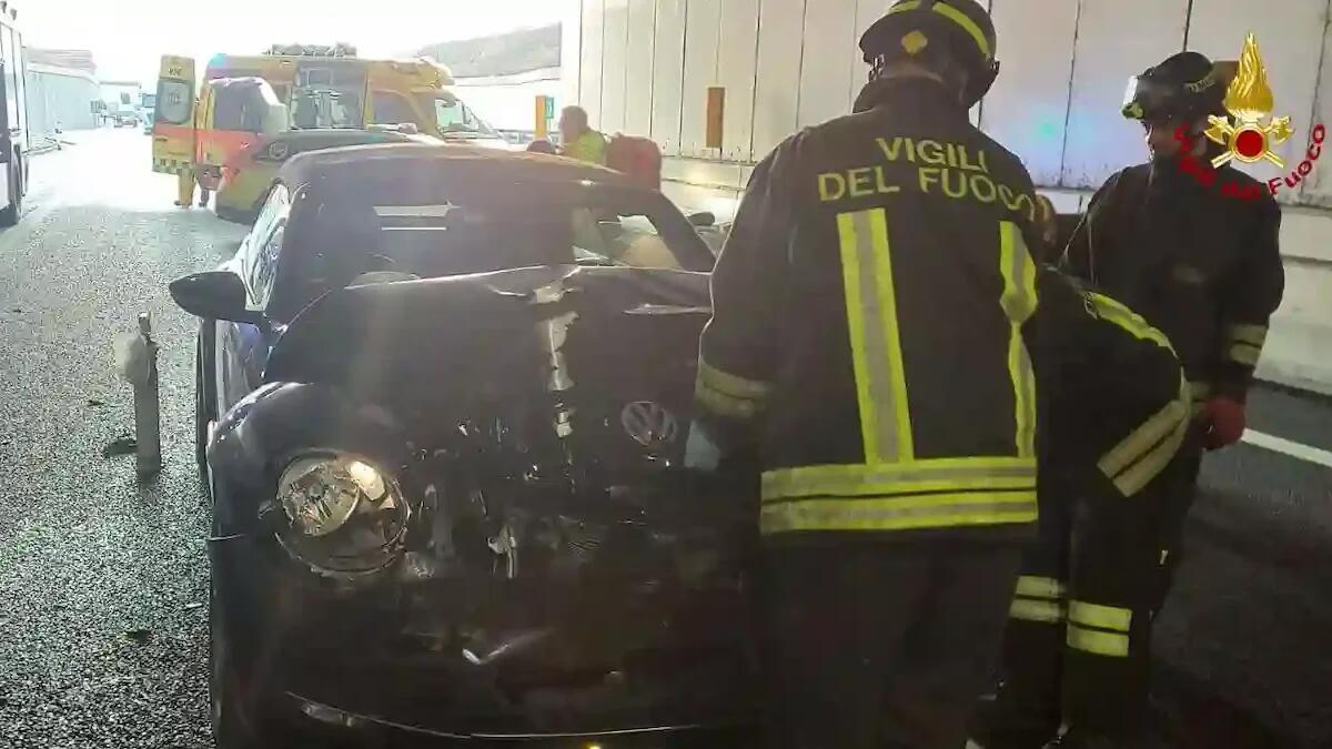 Schianto tra auto e betoniera sulla Pedemontana, uno dei conducenti intrappolato tra le lamiere - 