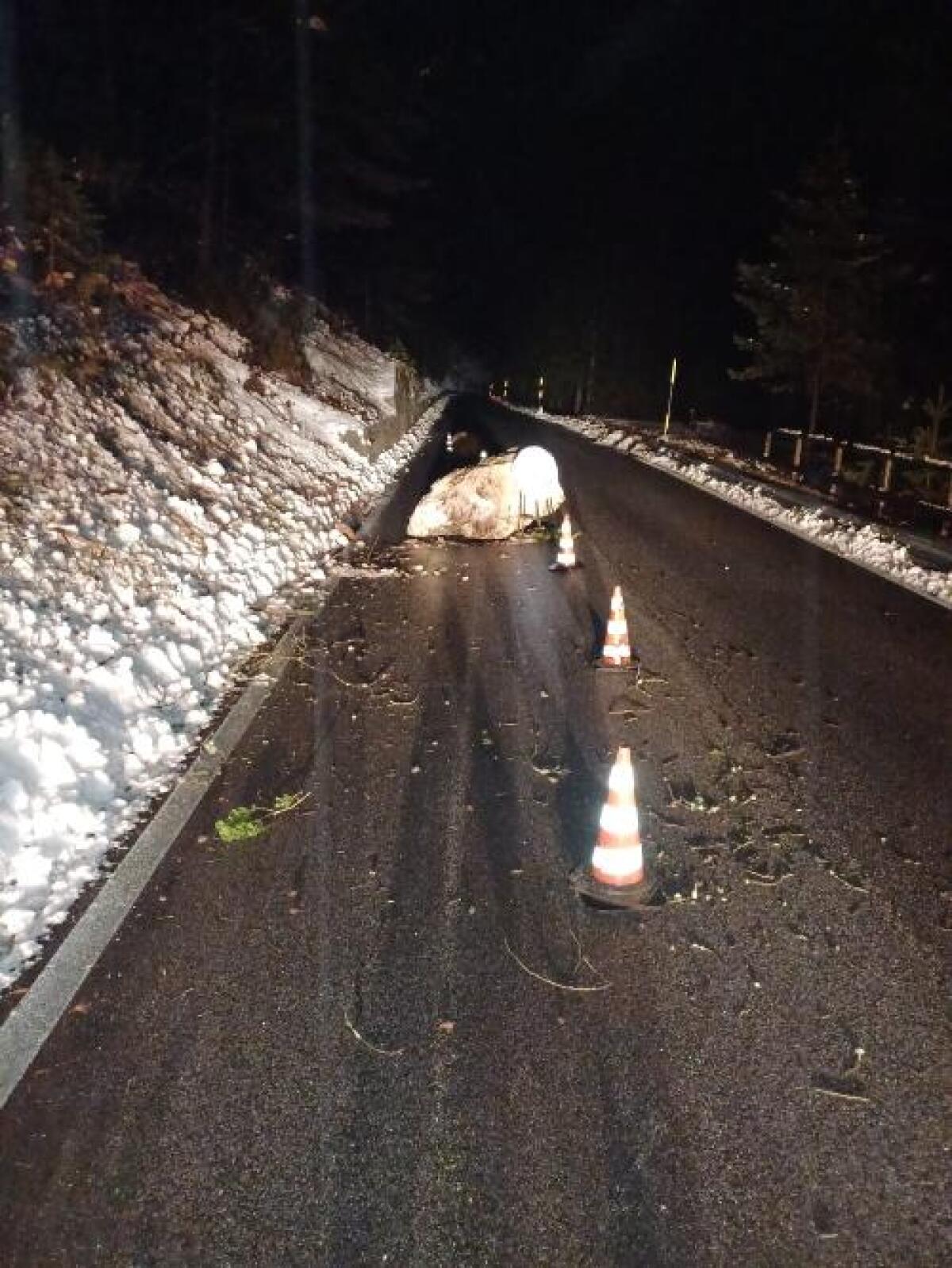 Chiusura temporanea strada SR_UD_76 per caduta massoatedRoute Nevea da Chiusaforte percorribile - 